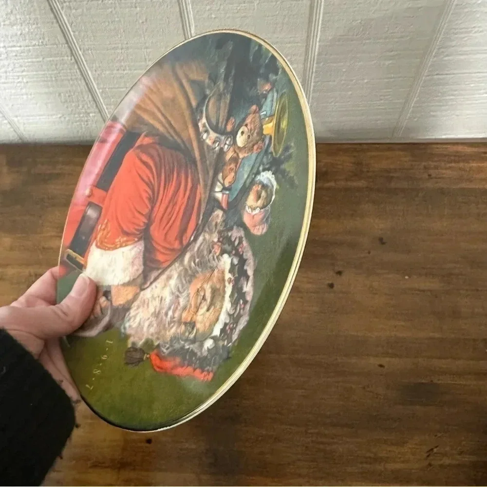 Avon The Magic That Santa Brings 1987 Gold Trimmed Vintage Decor Plate